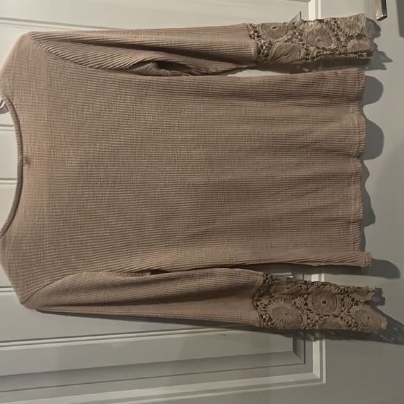 COPY - Longe sleeve women’s Henley with lace sleeve detail - Picture 4 of 4
